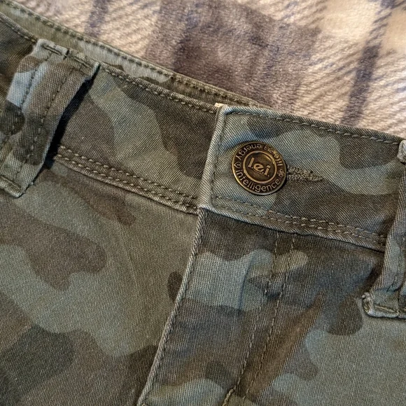 L.e.i. low-rise distressed camo shorts sz 1 - Picture 3 of 7
